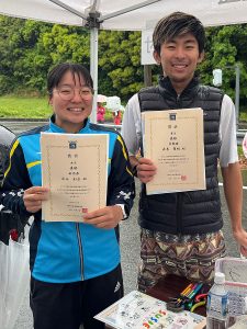 女子優勝：水谷彩菜さんと男子優勝：長島慧明さん